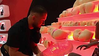 GIANT COCK SPINS BLONDE MILF AT ÍNTIMI EXPO EVENT!