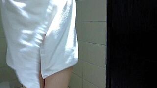 Cantik Selebgram Pranks Masseur into Wild Ass Play