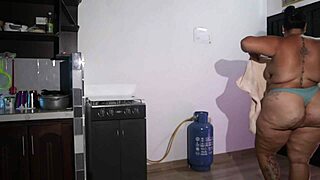 ¡Chica Caliente Follada Duro por Repartidor en Cocina con Juguetes y Squirt!