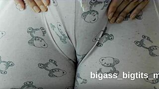 Camel toe rubb ng pussy n pajamas