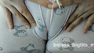 Camel toe rubb ng pussy n pajamas