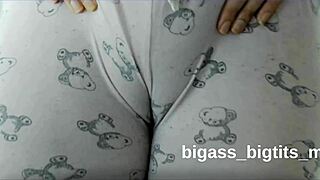 Camel toe rubb ng pussy n pajamas