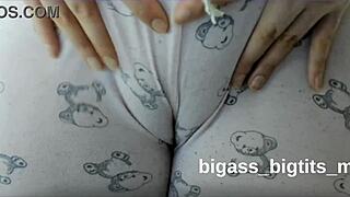 Camel toe rubb ng pussy n pajamas