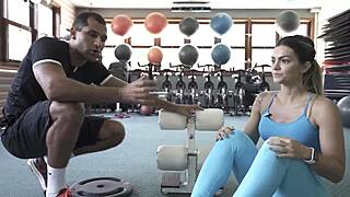 Gostosa brazilian milf teases