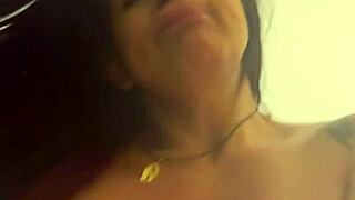 mi madrastra madura disfruta que la tome del cuello