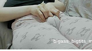Swollen pussy-pussy w th pajamas- masturbate w th pajamas- rubb ng pussy w th pajamas