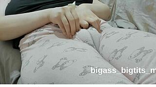 Swollen pussy-pussy w th pajamas- masturbate w th pajamas- rubb ng pussy w th pajamas