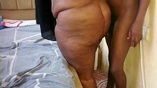 Young man fucks mature african beauty on bed
