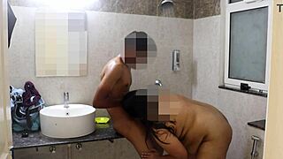 Sexy bhabhi devar ne towel ke bahane pata liya uske baad kiya shower sex by desivibe