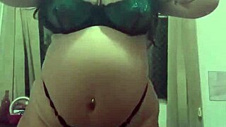 Grávida safada pós banho vestindo uma lingerie linda e dançando