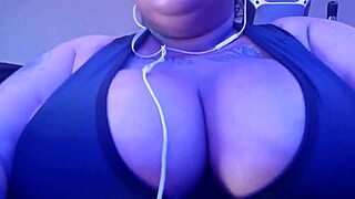 Horny BBW Flashes Ass In Gym!