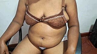 Curvy Diva Spread Her Legs And Fingers