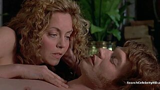 Greta Scacchi imponerar i retro röd 1998-scen