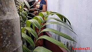 Zakaj ta bengalska žena ima zunaj seks med čiščenjem vrta?