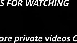 Nevlastní matka drcá ptáka v koupelně před noční hrou