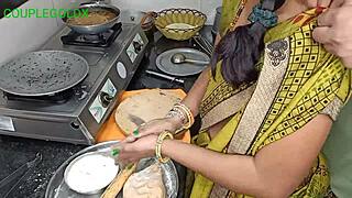 זיין קשה בזמן הכנת רוטי, מטפל בשתי משימות בבת אחת