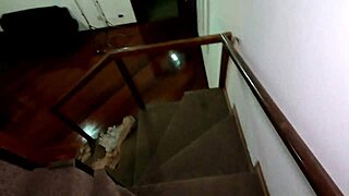 Podívej, co ta divoká holka udělala svému Uber řidiči. Šokující venkovní anální akce!