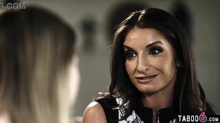 Загубената 18+ Коко Лъвкок изследва интимността с жена на пастор Силвия Сейдж.