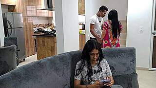 Moje nevlastní máma mi cucá na schodech, zatímco sestra je rozptýlená. Tajná latinská hluboká cucací akce v domácím klipu!