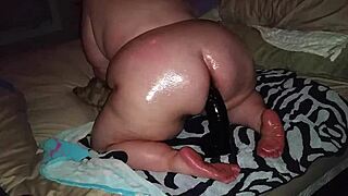 Plumper Slam Dildo Keras Ke Pantat Gemuk Berminyaknya, Wow!