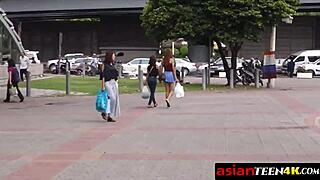Remaja Asia kecil 18+ mengidam kote besar backpacker dalam blowjob awam