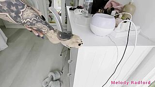 Mikro bikini dövme turu ve sonraki dövme yakın çekim Melody Radford