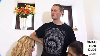 Tipo dal cazzo piccolo segato in bagno da MILF femdom e troia sexy