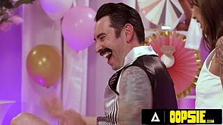 Oj! Lauren Phillips sätter socka på Tommy Pistols kuk!