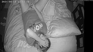 MILF Urla e Si Rannicchia da Orgasm Intenso