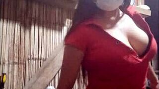 Žena po operaciji škropi divje in dobi obraz od medicinske sestre