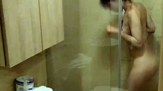 拉丁美女在淋浴中被朋友丈夫猛干