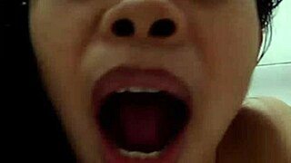 Azjatycka żoneczka Miss Bea pokazuje swoje dziury żebyś się masturbował, potem sama się palcuje