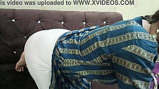 继母诱惑继子厨房粗暴性爱。脏话点燃狂野行动！