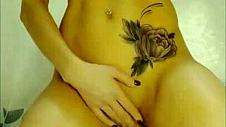 嘿，可爱宝贝，想看我在淋浴间用这个大假阳具猛插我湿润的阴道吗？