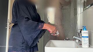 Uomo, mio marito è stato beccato a segarsi guardando la matrigna nella doccia!