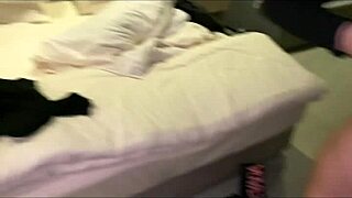 アマチュアカップルの熱い脱衣とベッドルームアクション