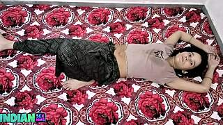 हॉर्नी इंडियन कपल बेड पर ऐक्शन से पहले हॉट और वाइल्ड हो जाते हैं