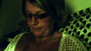 100纯业余熟女在家制色情视频中被用力猛干