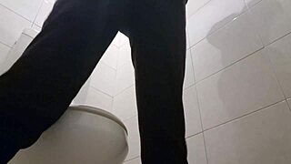 美丽的脱衣舞和在公共商店放屁