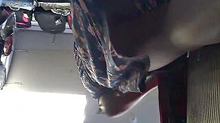 Cámara Espía Atrapa a Milf Mostrando Coño Afeitado en el Centro Comercial