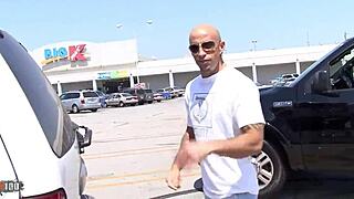 दुबली बालों वाली मिल्फ को बड़े लंड से जोर से चोदना