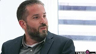 Латино MILF съпруга Виктория Вокс се навежда и пляска в догистайл изневяра