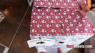 สุขสันต์วันคริสต์มาสจากแม่เลี้ยง เปิดของขวัญหื่นๆ เลย