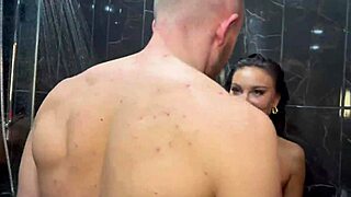 Monika Fox Ngentot Fans Keras di Kamar Mandi