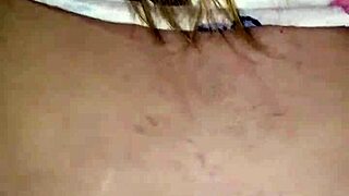 زوجة أب ذات الطيز الكبيرة تسرق نيكاً بينما زوج الأب يغتسل. سورايا كولونا تسيطر علي!