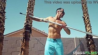 萨拉·杰西和健身猫咪猛操泳池家伙