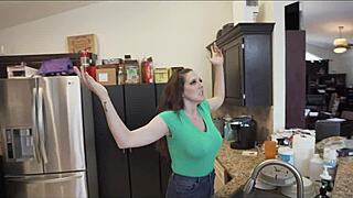 Yo, helfe Stiefmom Sadie Holmes im Schlafzimmer zu entspannen