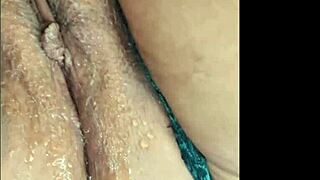 Tryskająca gruba dojrzała owłosiona cipka w hardcore z bliska