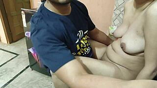 देसी इंडियन शर्मीली भाभी देवर से कड़ी ड्रिलिंग में क्विकी सेशन में