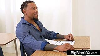 Риелтор с большими сиськами трахается с черным перед мужем